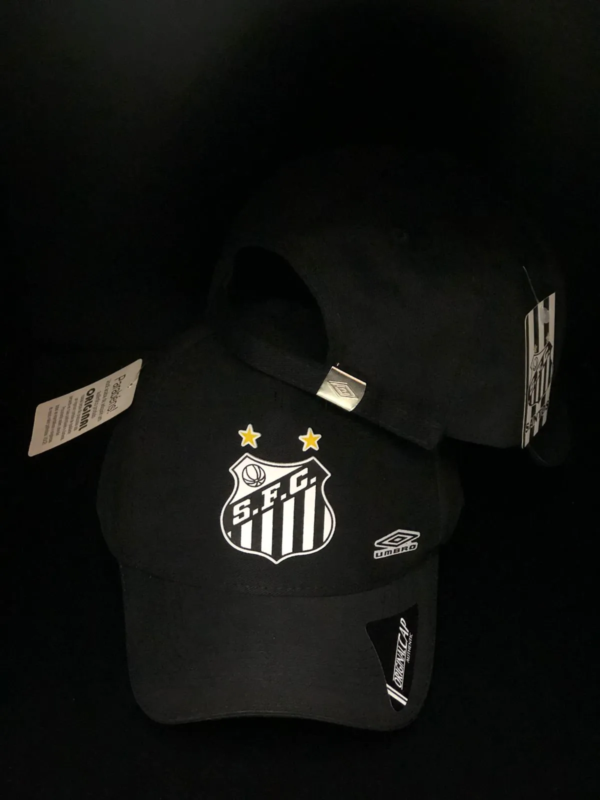 WhatsApp Image 2025-08-29 at 14.02.34 (1) Boné Santos Preto Clássico - Imagem 1